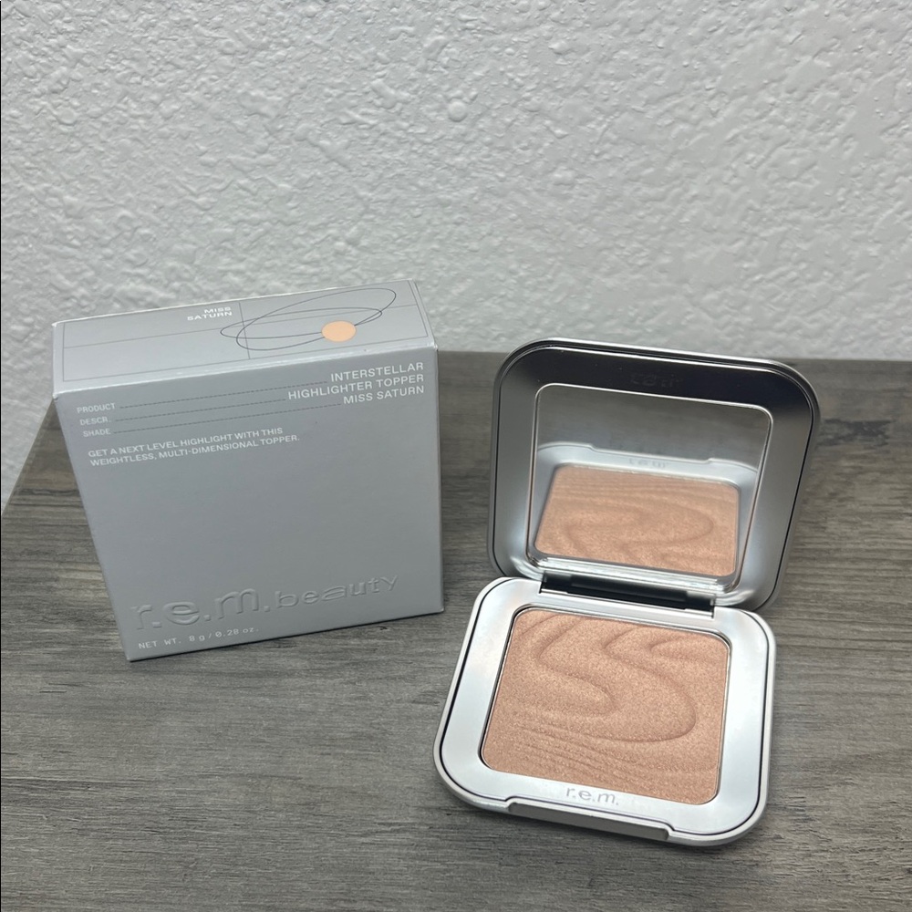 r.e.m. beauty Interstellar Highlighter Topper Miss Saturn